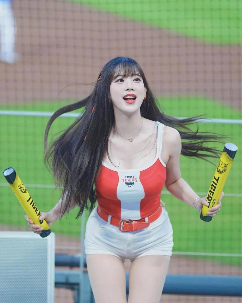 火力全开,女队员在比赛中展现激情的简单介绍 火力全开,女队员在比赛中展现激情的简单介绍