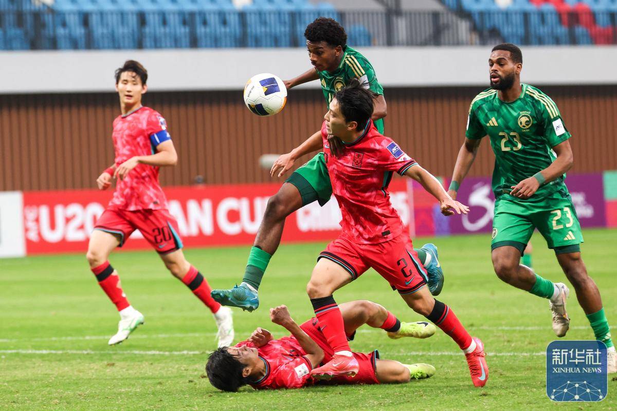 爱游戏亚洲官网-球员在比赛中展现高超技艺，带领球队获胜