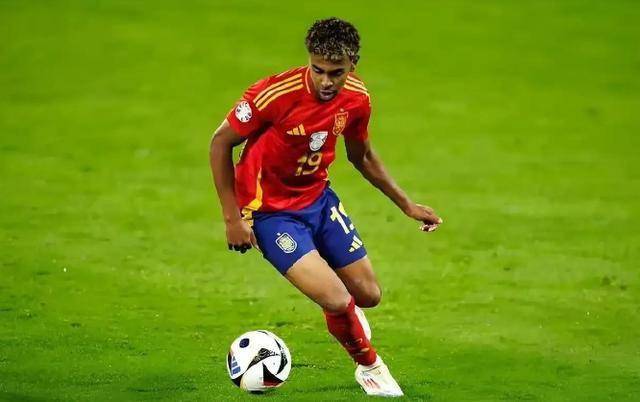 国际足坛巨星对决,赛场上演精彩 国际足坛巨星对决,赛场上演精彩