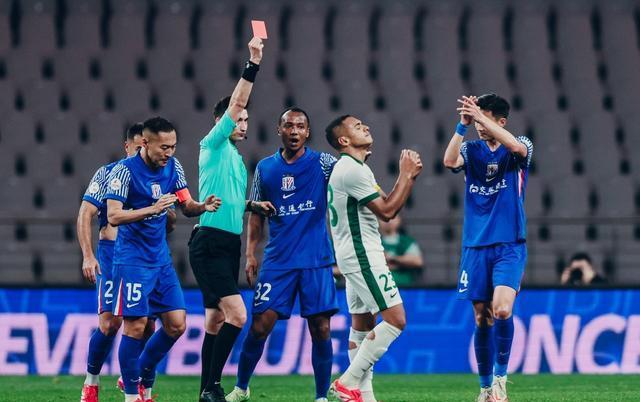 国内职业足球赛场的焦点对决 国内职业足球赛场的焦点对决