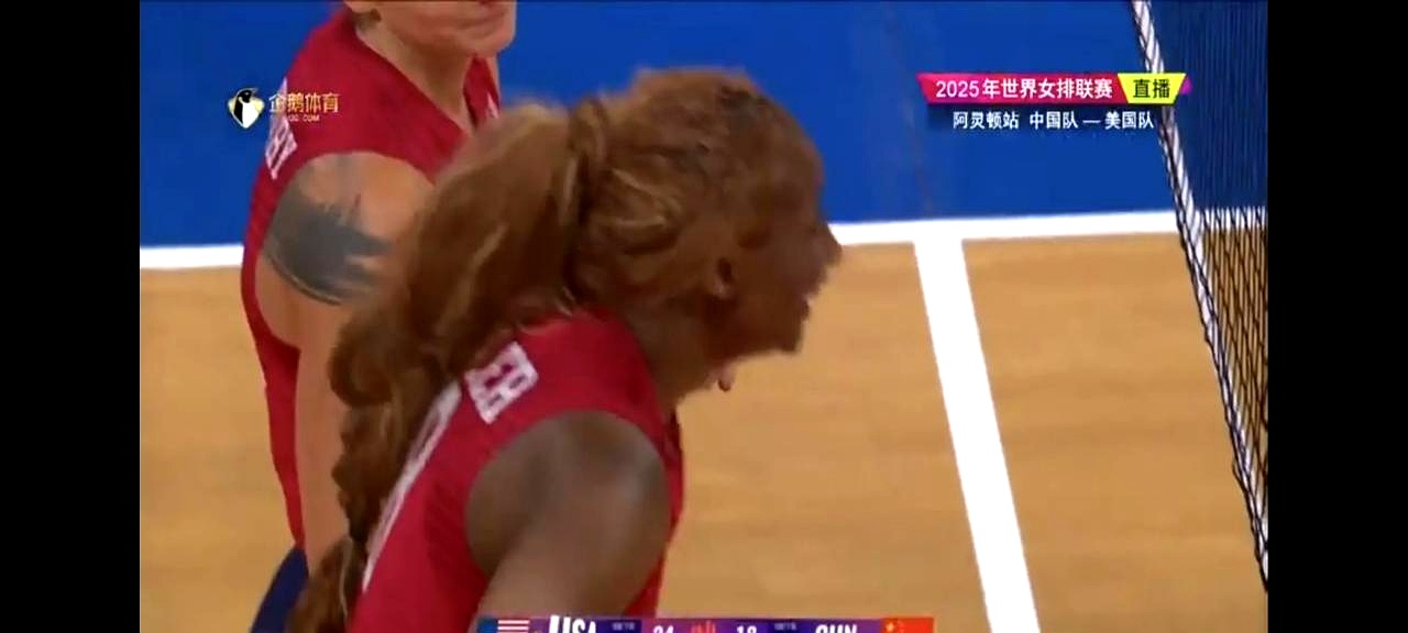 美国队与中国队在比赛中激烈碰撞 美国队与中国队在比赛中激烈碰撞